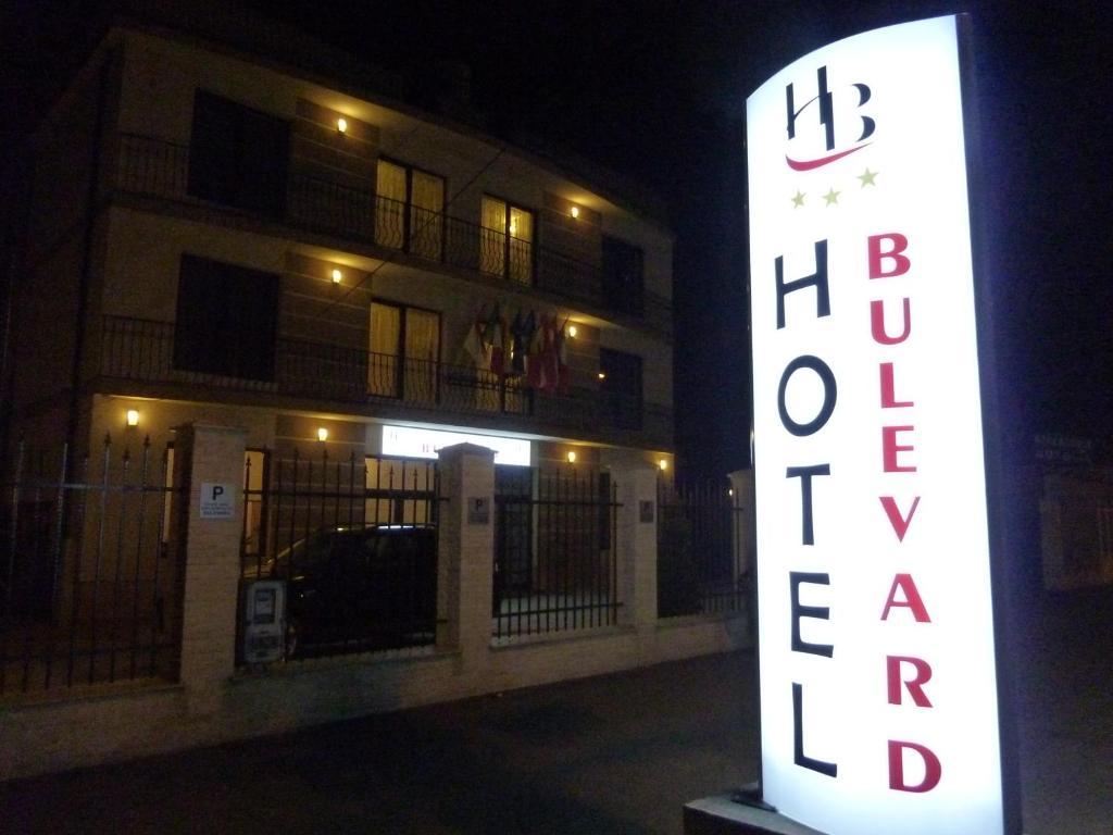 Hotel Bulevard Орадя Экстерьер фото
